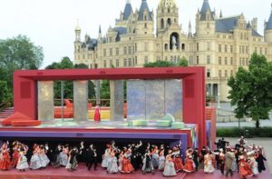 scénographie en extérieur, TRAVIATA, Mecklenburgisches Saatstheather Schwerin 2015