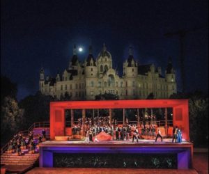 scénographie en extérieur, TRAVIATA, Mecklenburgisches Saatstheather Schwerin 2015